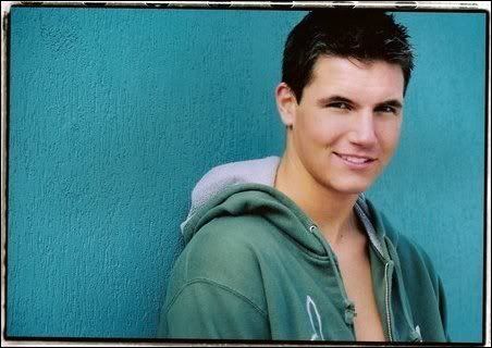 Robbie Amell Image
