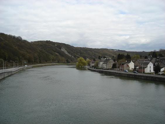 http://i149.photobucket.com/albums/s74/Maltese_Wizard/Belgium/057CrossingTheMeuseRiveronRoutetoPh.jpg