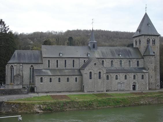 http://i149.photobucket.com/albums/s74/Maltese_Wizard/Belgium/058CrossingTheMeuseRiveronRoutetoPh.jpg