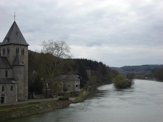 http://i149.photobucket.com/albums/s74/Maltese_Wizard/Belgium/059CrossingTheMeuseRiveronRoutetoPh.jpg
