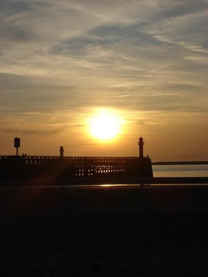 http://i149.photobucket.com/albums/s74/Maltese_Wizard/Belgium/092SunsetOverBoulogne-Sur-MerBeach-.jpg