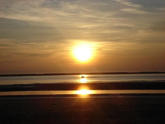 http://i149.photobucket.com/albums/s74/Maltese_Wizard/Belgium/093SunsetOverBoulogne-Sur-MerBeach-.jpg