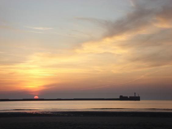 http://i149.photobucket.com/albums/s74/Maltese_Wizard/Belgium/095SunsetOverBoulogne-Sur-MerBeach-.jpg